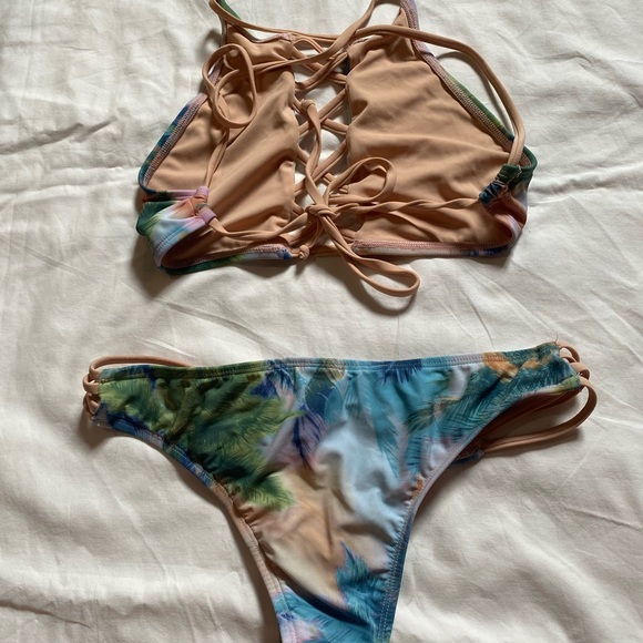 Bikini - Picture 2 of 4